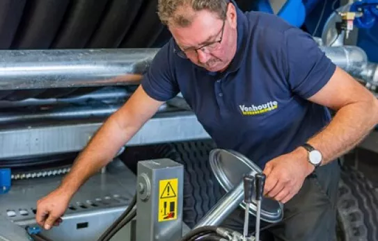 Technicus voert onderhoud uit aan een industriële machine