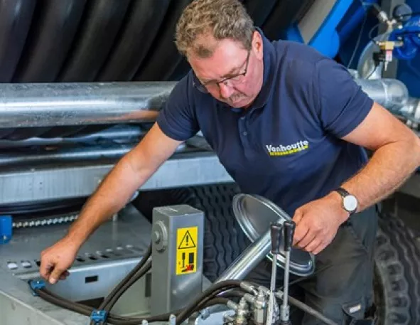 Technicus voert onderhoud uit aan een industriële machine