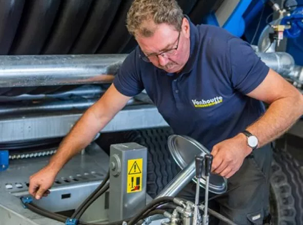 Technicus voert onderhoud uit aan een industriële machine