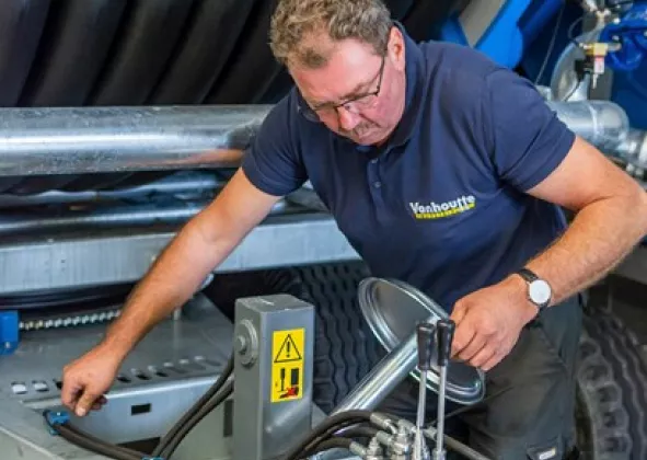 Technicus voert onderhoud uit aan een industriële machine