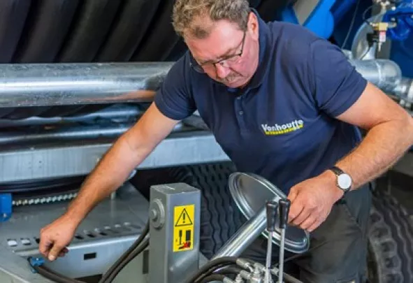 Technicus voert onderhoud uit aan een industriële machine
