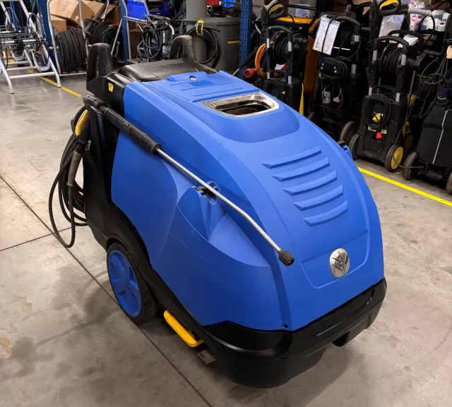 Warmwater hogedrukreiniger New Holland