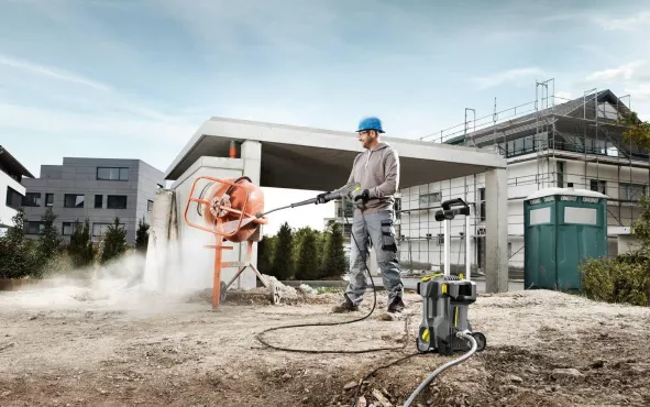 Technieker met een hogedrukreiniger op een werf